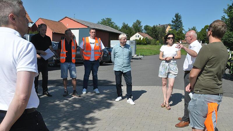 Beim Ortstermin in Pfarrweisach erl&auml;utert B&uuml;rgermeister Markus Oppelt (Zweiter von rechts) Beh&ouml;rdenvertretern die Sachlage. Links neben ihm CSU-Bundestagsabgeordnete Dorothee B&auml;r.