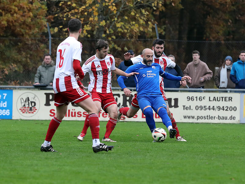 Club-Legende Javier Pinola im Trikot des FC Oberhaid setzt sich gegen drei Staffelsteiner zur Wehr. Club-Legende Javier Pinola im Trikot des FC Oberhaid setzt sich gegen drei Staffelsteiner zur Wehr.