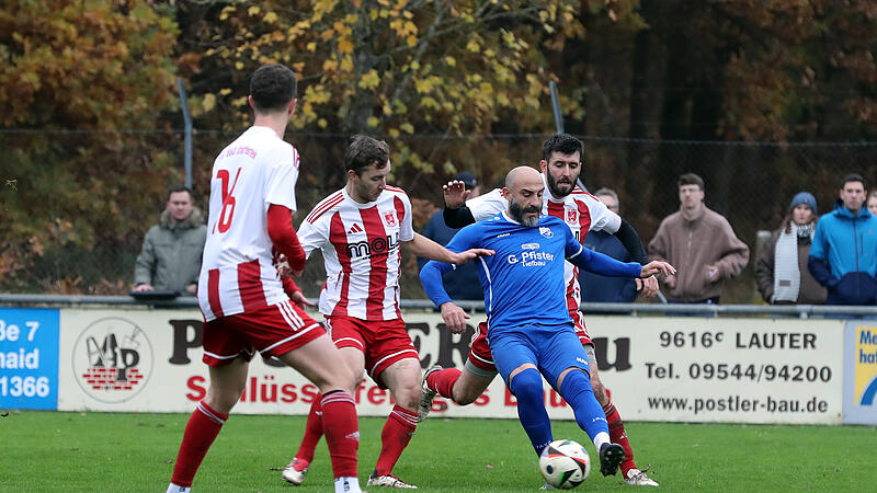 Club-Legende Javier Pinola im Trikot des FC Oberhaid setzt sich gegen drei Staffelsteiner zur Wehr.