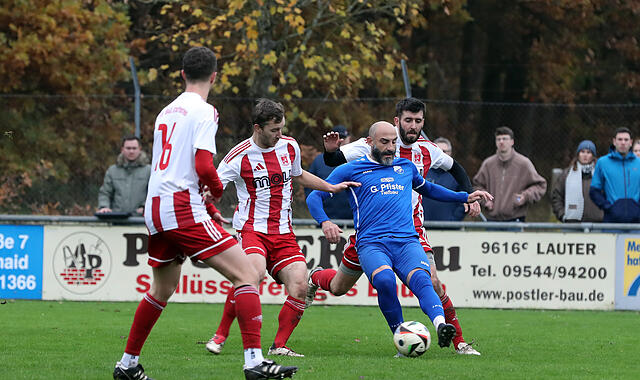 Club-Legende Javier Pinola im Trikot des FC Oberhaid setzt sich gegen drei Staffelsteiner zur Wehr. Club-Legende Javier Pinola im Trikot des FC Oberhaid setzt sich gegen drei Staffelsteiner zur Wehr.