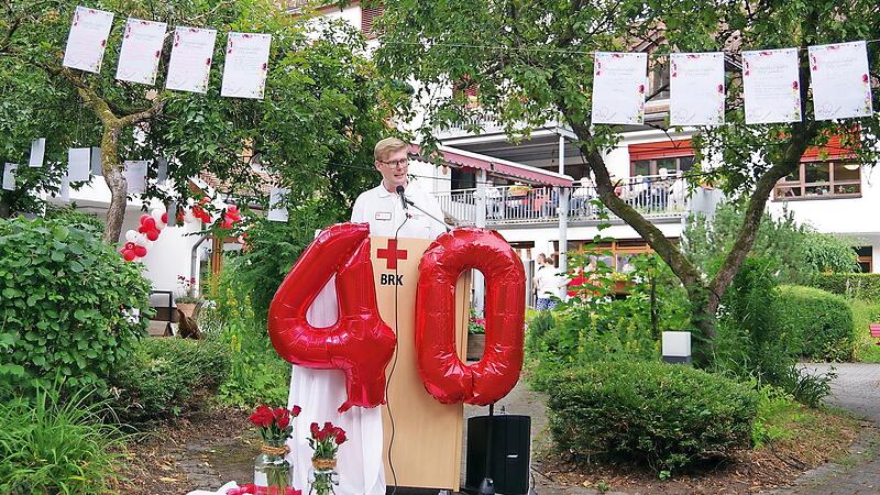 Einrichtungsleiter Joshua Pyka hielt einen R&uuml;ckblick auf 40 Jahre BRK-Seniorenhaus Kronach.