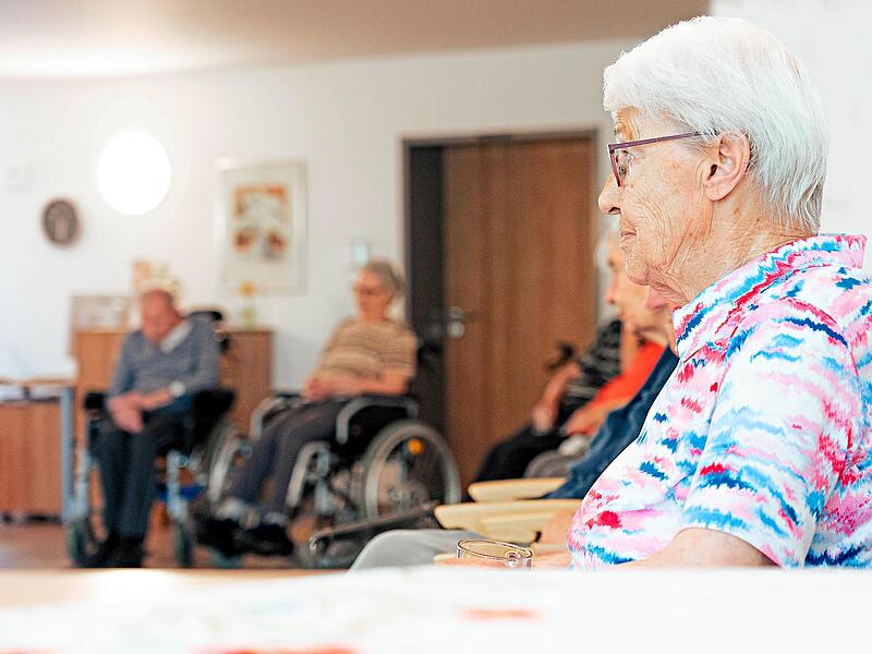 Gemeinsame Zeit und persönliche Begegnungen gehören zum Alltag in den stationären Pflegeeinrichtungen der Diakonie Kulmbach. Im Mittelpunkt stehen dabei die Bewohnerinnen und Bewohner und ihre individuellen Geschichten, Erfahrungen und Bedürfnisse... Gemeinsame Zeit und persönliche Begegnungen gehören zum Alltag in den stationären Pflegeeinrichtungen der Diakonie Kulmbach. Im Mittelpunkt stehen dabei die Bewohnerinnen und Bewohner und ihre individuellen Geschichten, Erfahrungen und Bedürfnisse...