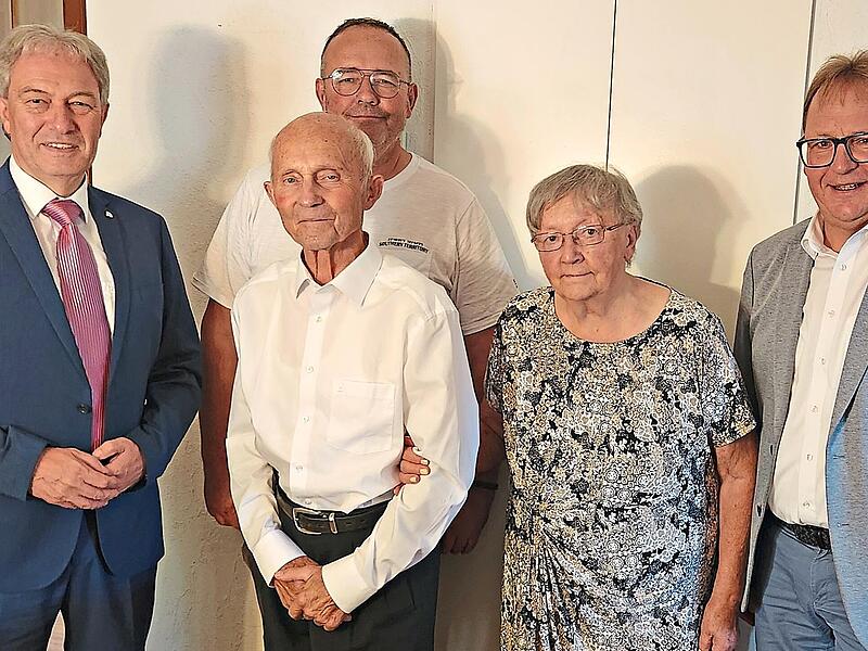 Gl&uuml;ckw&uuml;nsche zur Diamanthochzeit durften Gerald und Johanna Friedrich aus K&uuml;ps von Landrat Klaus L&ouml;ffler (li.) sowie B&uuml;rgermeister Bernd Rebhan (re.) entgegennehmen. Markt K&uuml;ps