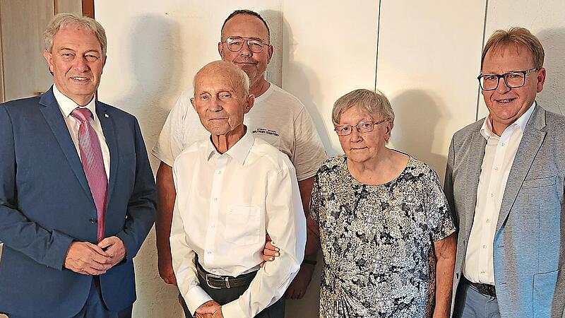 Gl&uuml;ckw&uuml;nsche zur Diamanthochzeit durften Gerald und Johanna Friedrich aus K&uuml;ps von Landrat Klaus L&ouml;ffler (li.) sowie B&uuml;rgermeister Bernd Rebhan (re.) entgegennehmen. Markt K&uuml;ps