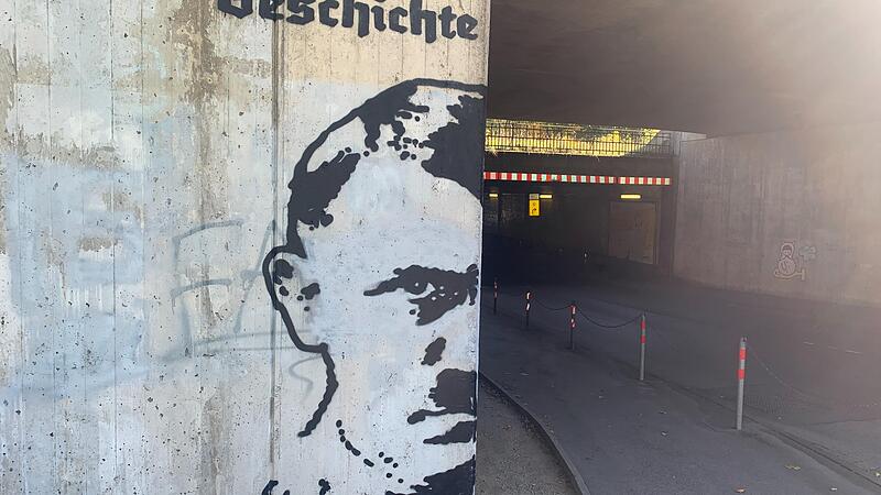 Kniffliger Fall in Coburg: Auch die bloße Abbildung des Konterfeis von Hitler gilt in Deutschland bereits als Verwenden eines „verfassungswidriges Kennzeichen“. Und wie ist es mit einem halben Konterfei? Kniffliger Fall in Coburg: Auch die bloße Abbildung des Konterfeis von Hitler gilt in Deutschland bereits als Verwenden eines „verfassungswidriges Kennzeichen“. Und wie ist es mit einem halben Konterfei?