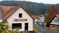 Mittlerweile geschlossen: Der Dorfladen an der Hauptstra&szlig;e in Zeitlofs.
