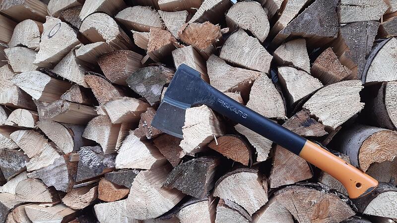 Wer so viel Holz vor der Hütte hat, ist für die kommende Heizperiode gut gerüstet. Doch wer den Brennstoff nicht selber im eigenen Wald macht,  greift  dafür tief in die Tasche.