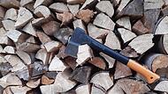 Wer so viel Holz vor der Hütte hat, ist für die kommende Heizperiode gut gerüstet. Doch wer den Brennstoff nicht selber im eigenen Wald macht,  greift  dafür tief in die Tasche.