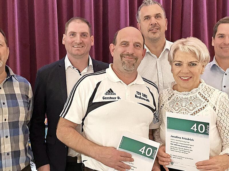 Die Vorstandschaft des TSV Neukenroth bei der Ehrung der verdienten Vereinsmitglieder Daniel Gerster (Dritter v. l.) und Josefine Friedrich (Fünfte v. l.). Die Vorstandschaft des TSV Neukenroth bei der Ehrung der verdienten Vereinsmitglieder Daniel Gerster (Dritter v. l.) und Josefine Friedrich (Fünfte v. l.).