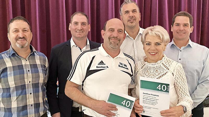 Die Vorstandschaft des TSV Neukenroth bei der Ehrung der verdienten Vereinsmitglieder Daniel Gerster (Dritter v.&nbsp;l.) und Josefine Friedrich (F&uuml;nfte v.&nbsp;l.).