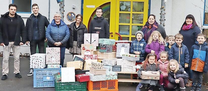 Bei der Pr&auml;sentation der &bdquo;Hilfsp&auml;ckchen mit Herz&ldquo; stehend hinten von links: Vertrauenslehrer Tizian Hahner, Sch&uuml;lersprecher Laurenz Partheym&uuml;ller, Schulleiterin und Oberstudienr&auml;tin Lydia M&uuml;nch, Sch&uuml;lersprecherin Hanna Backert, Sch&uuml;lersprecher Zacharias Mirwald, Initiatorin Kathrin Aum&uuml;ller und Stefanie Friedrich, Leiterin des Caritas-Hauses f&uuml;r Kinder