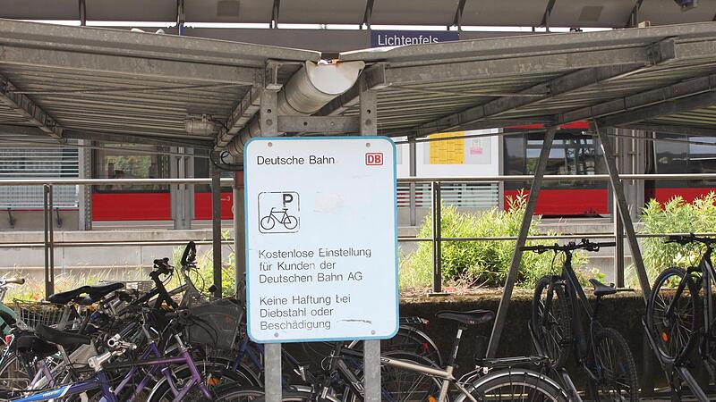Auf dem Schild ist zu lesen, wem diese Fahrradabstellpl&auml;tze dienen. Dennoch m&ouml;chte sich die Bahn davon trennen.