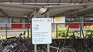 Auf dem Schild ist zu lesen, wem diese Fahrradabstellpl&auml;tze dienen. Dennoch m&ouml;chte sich die Bahn davon trennen.