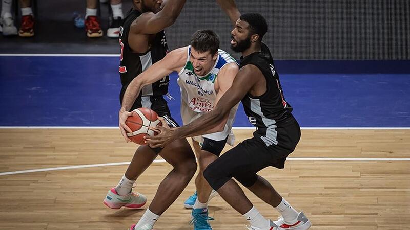 Die Tür zum Gruppensieg machten in dieser Szene die Bamberger Solomon Young (links) und Amir Bell für Josip Sopbin von Anwil Wloclawek zu.