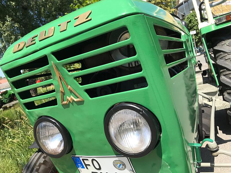 1000 Jahre Ailsbach: Die Oldtimer gl&auml;nzten und tuckerten um die Wette
