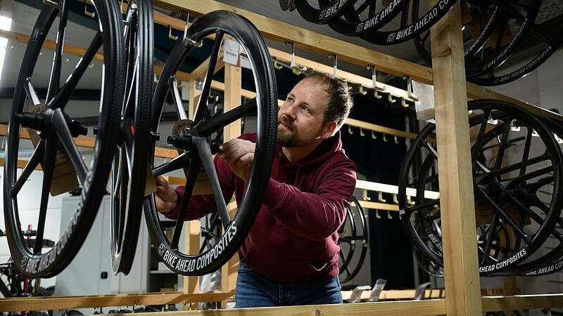 Made in Germany und nicht in Asien: Christian Gemperlein fährt mit seinem Fahrradbau-Unternehmen All Ahead Composites in Veitshöchheim (Lkr. Würzburg) gegen die Dominanz der Produzenten in Fernost an. Und hat Erfolg. Made in Germany und nicht in Asien: Christian Gemperlein fährt mit seinem Fahrradbau-Unternehmen All Ahead Composites in Veitshöchheim (Lkr. Würzburg) gegen die Dominanz der Produzenten in Fernost an. Und hat Erfolg.