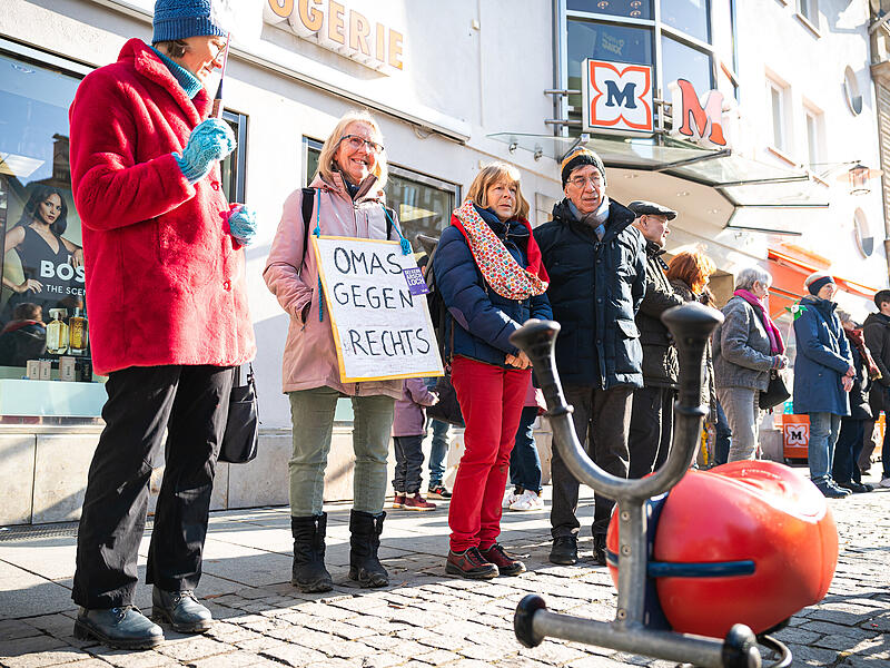 Die sch&ouml;nsten Impressionen von der Menschenkette der Omas gegen Rechts am 8. Februar in Forchheim.