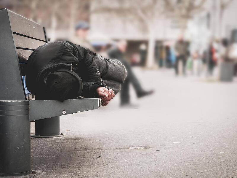 Etwa 50 Obdachlose z&auml;hlt der Landkreis Erlangen-H&ouml;chstadt. Ein neues Konzept der Awo will die Obdachlosenhilfe verbessern und Kommunen gleichzeitig entlasten. (Symbolbild)