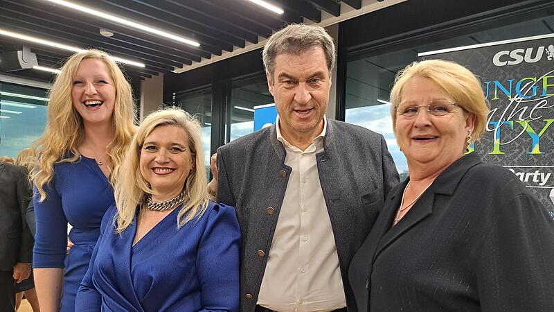 So sehen Söder-Hardcore-Fans aus links Mama Gaby, linkt Tochter Ann-Catrin mit Dem Ministerpräsidenten und Gastgeberin, Staatsministerin Melanie Huml.