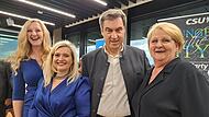 So sehen Söder-Hardcore-Fans aus: Mama Gaby (rechts) besucht mit ihrer Tochter Ann-Catrin (l.) den Ministerpräsidenten und die Gastgeberin, Staatsministerin Melanie Huml.