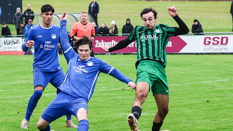 Oberhaid gab nicht auf und drängte auf den Anschlusstreffer –  hier kann Tim Wachter (grün) noch einen Ball von Oberhaids Torschützen Alexander Maslin entschärfen.