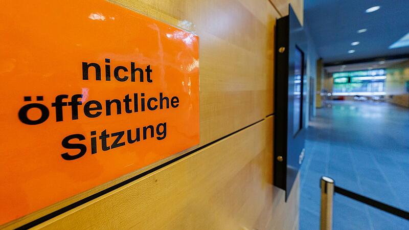 Am 19. Prozesstag zum Mordfall in Wiesenfeld (Lkr. Main-Spessart) äußerte sich der Angeklagte am Landgericht Würzburg zu seinen persönlichen Verhältnissen. Pressevertreter waren dabei nicht zugelassen. Am 19. Prozesstag zum Mordfall in Wiesenfeld (Lkr. Main-Spessart) äußerte sich der Angeklagte am Landgericht Würzburg zu seinen persönlichen Verhältnissen. Pressevertreter waren dabei nicht zugelassen. 