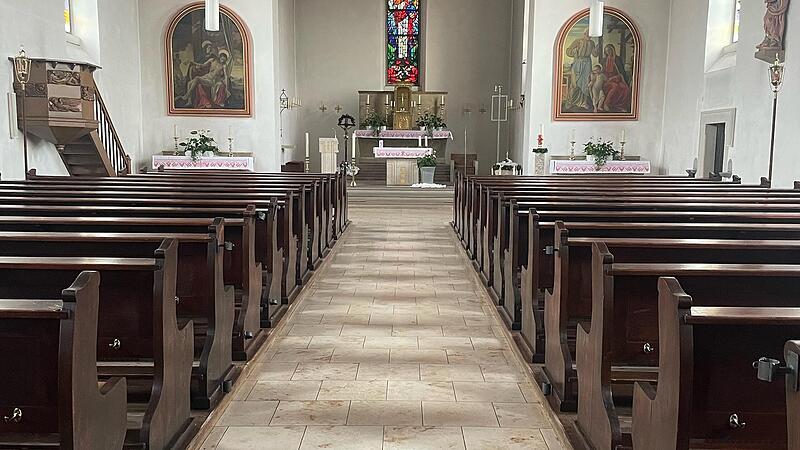 Gefr&auml;&szlig;ige Insekten haben sich in der Kirche in Breitbrunn eingenistet.