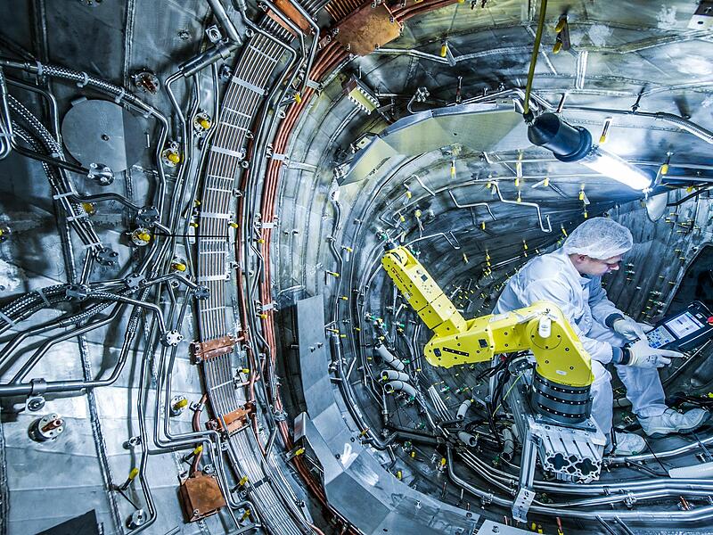 Ein Monteur arbeitet im ringf&ouml;rmigen Plasmagef&auml;&szlig; eines Forschungsreaktors in Greifswald. Jetzt steht der Fahrplan hin zum weltweit ersten kommerziellen Kernfusionskraftwerk in Gundremmingen.