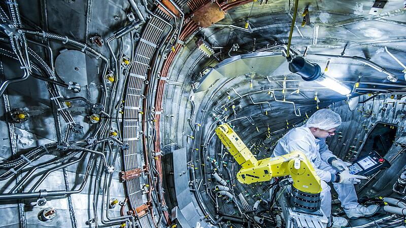 Ein Monteur arbeitet im ringf&ouml;rmigen Plasmagef&auml;&szlig; eines Forschungsreaktors in Greifswald. Jetzt steht der Fahrplan hin zum weltweit ersten kommerziellen Kernfusionskraftwerk in Gundremmingen.