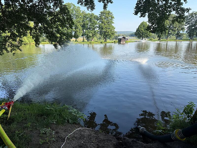 Die Neustadter Feuerwehr spritzt Wasser zurück in einen Teich bei Ketschenbach. Die Fische freuen sich. Die Neustadter Feuerwehr spritzt Wasser zurück in einen Teich bei Ketschenbach. Die Fische freuen sich.
