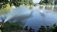 Die Neustadter Feuerwehr spritzt Wasser zurück in einen Teich bei Ketschenbach. Die Fische freuen sich. Die Neustadter Feuerwehr spritzt Wasser zurück in einen Teich bei Ketschenbach. Die Fische freuen sich.