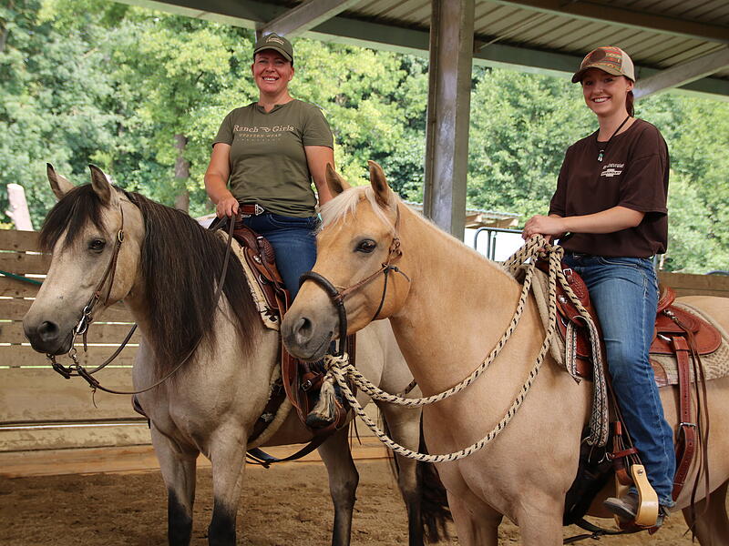 Sonja Neidhardt (li.) und Luca Marr (re.) mit ihren Pferden Nugget und Motte in der Reithalle der Sunshine-Westernranch bei Kasendorf.