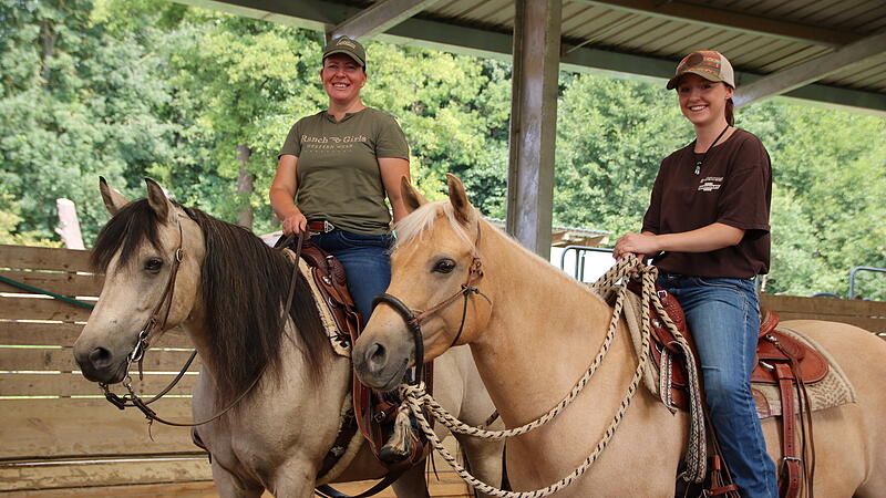 Sonja Neidhardt (li.) und Luca Marr (re.) mit ihren Pferden Nugget und Motte in der Reithalle der Sunshine-Westernranch bei Kasendorf.