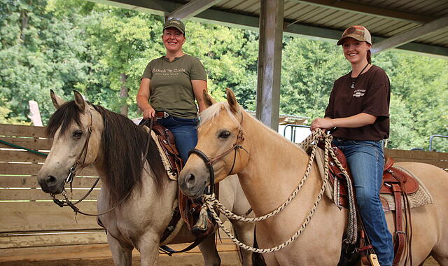 Sonja Neidhardt (li.) und Luca Marr (re.) mit ihren Pferden Nugget und Motte in der Reithalle der Sunshine-Westernranch bei Kasendorf.