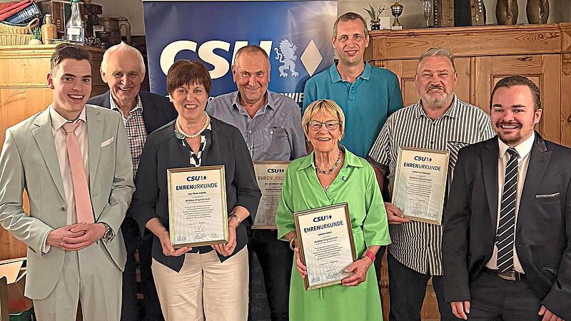Robin Kuhn (von links), Robert Kiesel MdL a.D., Hiltrud Kiesel, Dr. Friedrich Heyder, Doris Vogel, Dominik Kiesel, Roberto Fischer und Ren&eacute; Wackenreuter bei der Jahreshauptversammlung der CSU Reiterswiesen-Arnshausen.Christoph Rustler