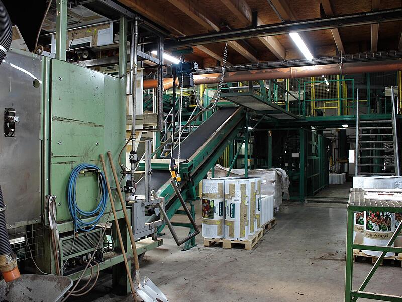 In dieser Halle wird Blumenerde in Plastiksäcke verpackt. In dieser Halle wird Blumenerde in Plastiksäcke verpackt.