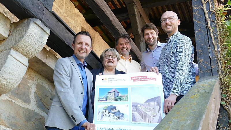 B&uuml;rgermeister Andreas H&uuml;gerich, Christine Wittenbauer (Leiterin der Stadtb&uuml;cherei), Stadtbaumeister Gerhard P&uuml;lz, Steffen Hofmann (Leiter des Amtes f&uuml;r Wirtschaft, Tourismus & Kultur) und Johannes Zeck, Gesch&auml;ftsleiter des FADZ Zweckverbandes, fr...
