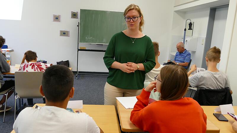 Katja Rabold, Lehrerin für Deutsch als Fremdsprache, bringt ihrer ukrainischen Klasse neue Vokabeln bei. Katja Rabold, Lehrerin für Deutsch als Fremdsprache, bringt ihrer ukrainischen Klasse neue Vokabeln bei.