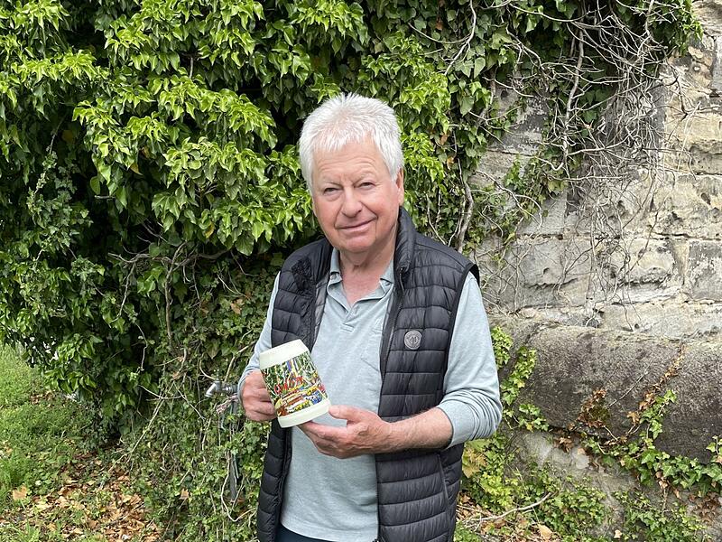 Harald Hubl mit dem Annafest-Krügla 2024 auf der Bastion an der Kaiserpfalz.Forchheim & Fränkische Schweiz