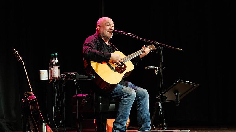 Wolfgang Buck bedachte in der Fortuna-Kulturfabrik in H&ouml;chstadt den fr&auml;nkischen Dialekt mit einigen Liedern.