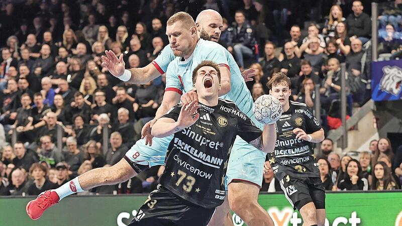 Der Melsunger Dainis Kristopans foult Viggó Kristjánsson (vorne) vom HC Erlangen am Kreis. Der Melsunger Dainis Kristopans foult Viggó Kristjánsson (vorne) vom HC Erlangen am Kreis.