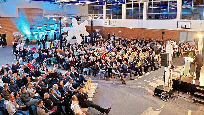 Mehr als 450 Gäste kamen zum Neujahrsempfang der Gemeinde in die Aurachtalhalle. Mehr als 450 Gäste kamen zum Neujahrsempfang der Gemeinde in die Aurachtalhalle.