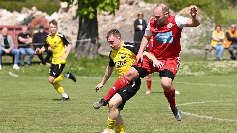 Nach der 1:5-Niederlage gegen den TSV Breiteng&uuml;&szlig;bach wird der Bezirksliga-Abstieg f&uuml;r den TSV Meeder (in Rot) immer wahrscheinlicher.