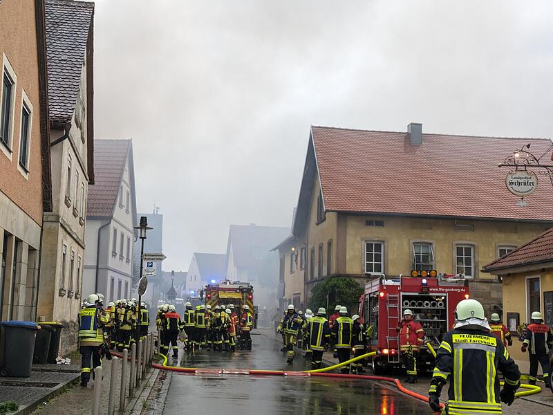 Brand PinzbergForchheim & Fränkische Schweiz Augenzeugenberichten nach könnten bis zu 150 Feuerwehrleute im Einsatz sein.