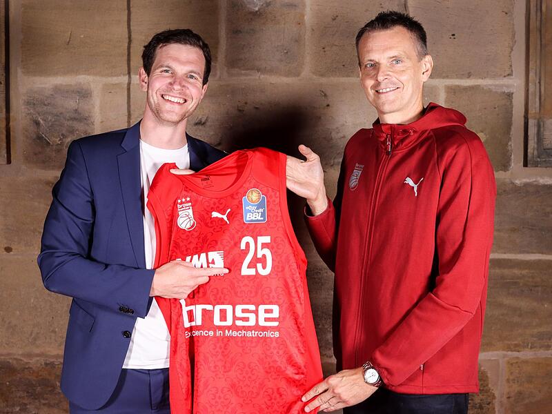 Das vorläufige Vertragsende auf dem neuen Trikot von Brose Bamberg verewigt: Individualtrainer Stefan Weissenböck (rechts) mit Geschäftsführer Philipp Galewski