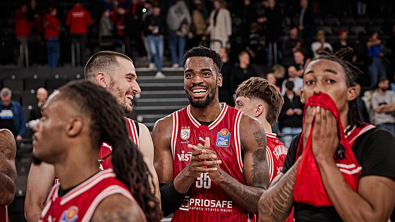 Das Bamberger Center-Duo um Daniel Keppeler (links) und EJ Onu hatte am Mittwochabend in der Inselpark-Arena gut lachen.