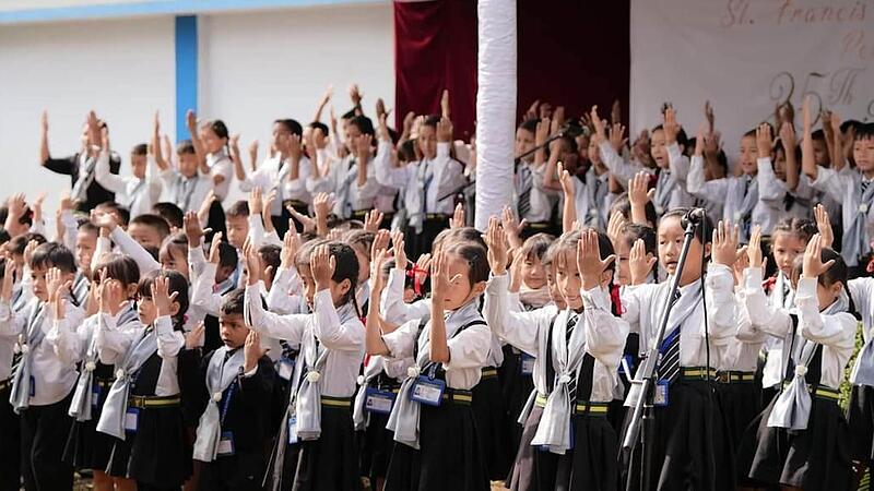 In diesem Monat konnte die Schule im indischen Peducha ein Jubiläum feiern – seit 25 Jahren kann der Unterricht in den modernen Gebäuden stattfinden, die von den „Zubzas“ aus Weisendorf mitfinanziert wurden. In diesem Monat konnte die Schule im indischen Peducha ein Jubiläum feiern – seit 25 Jahren kann der Unterricht in den modernen Gebäuden stattfinden, die von den „Zubzas“ aus Weisendorf mitfinanziert wurden.