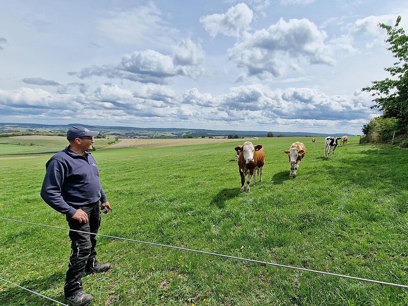 Landwirt Roland Wehner  wei&szlig; die Herde hinter dem Zaun vor dem Wolf einigerma&szlig;en gesch&uuml;tzt.