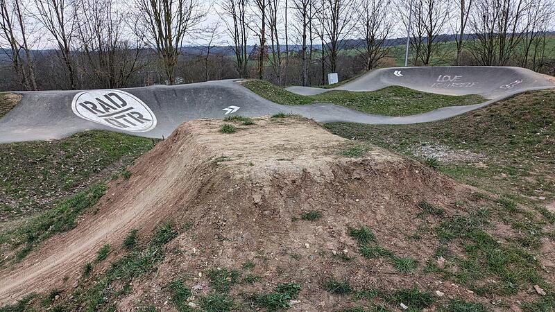 Die Pumptrack-Anlage in Litzendorf muss aktuell dringend instandgesetzt werden.