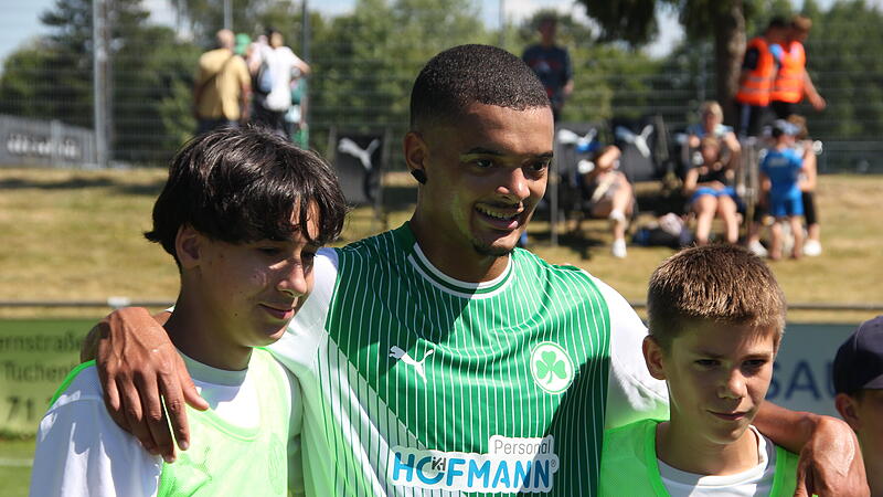 Maximilian Dietz im Mittelpunkt: Junge Fans sichern sich ein Erinnerungsfoto.1. FC Herzogenaurach – SpVgg Greuther Fürth Maximilian Dietz im Mittelpunkt: Junge Fans sichern sich ein Erinnerungsfoto.